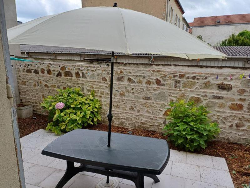 Bel Appartement Tout Equipe! Proche Des Parcs, Avec Sa Cour Privative Et Sa Place De Parking Securisee A 450 M Du Logement ヴィシー エクステリア 写真